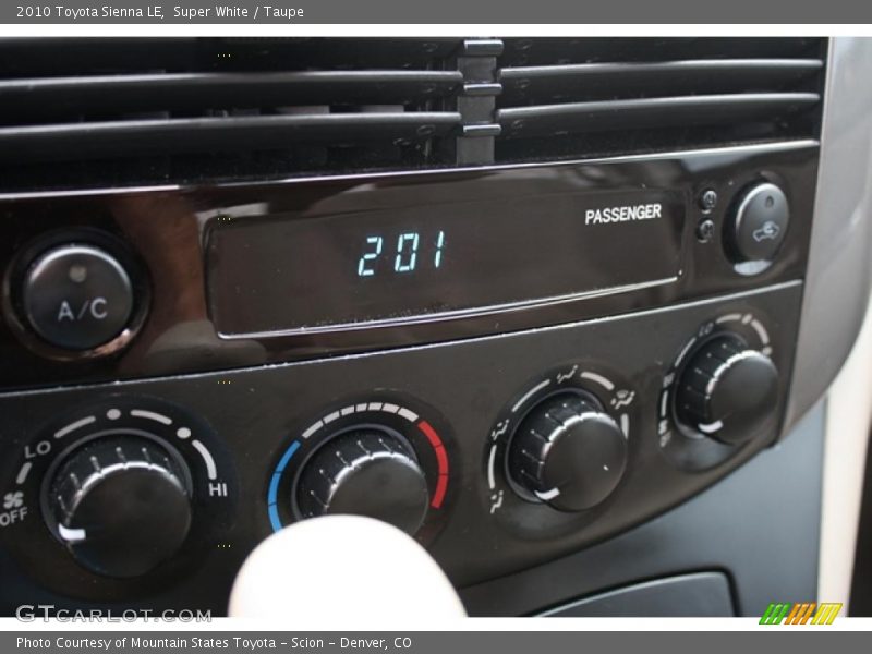 Super White / Taupe 2010 Toyota Sienna LE