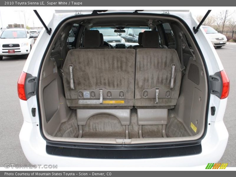 Super White / Taupe 2010 Toyota Sienna LE