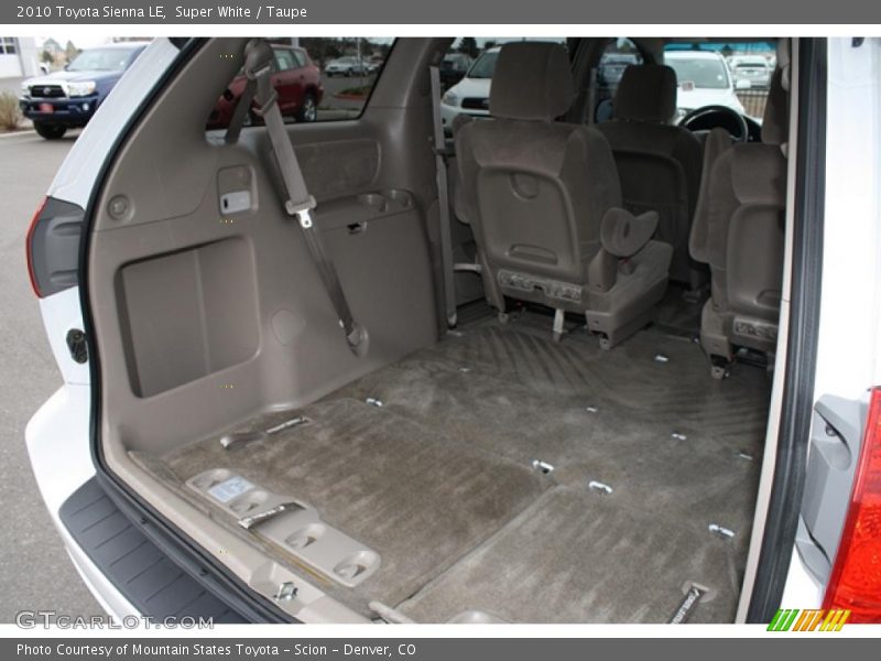 Super White / Taupe 2010 Toyota Sienna LE