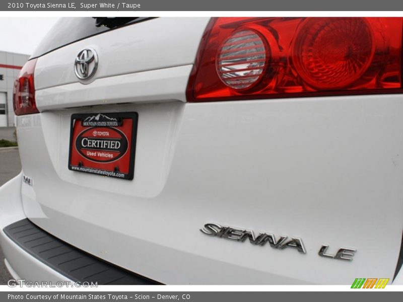 Super White / Taupe 2010 Toyota Sienna LE