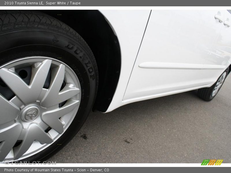 Super White / Taupe 2010 Toyota Sienna LE