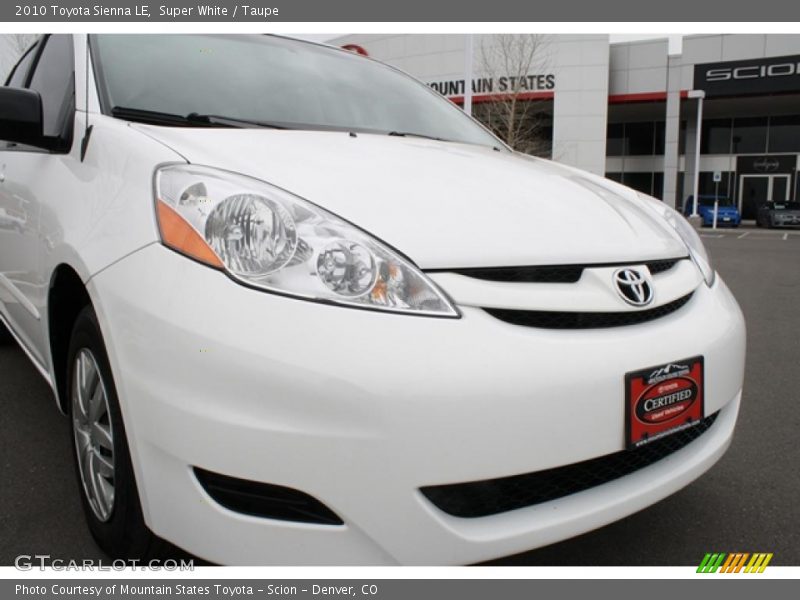 Super White / Taupe 2010 Toyota Sienna LE