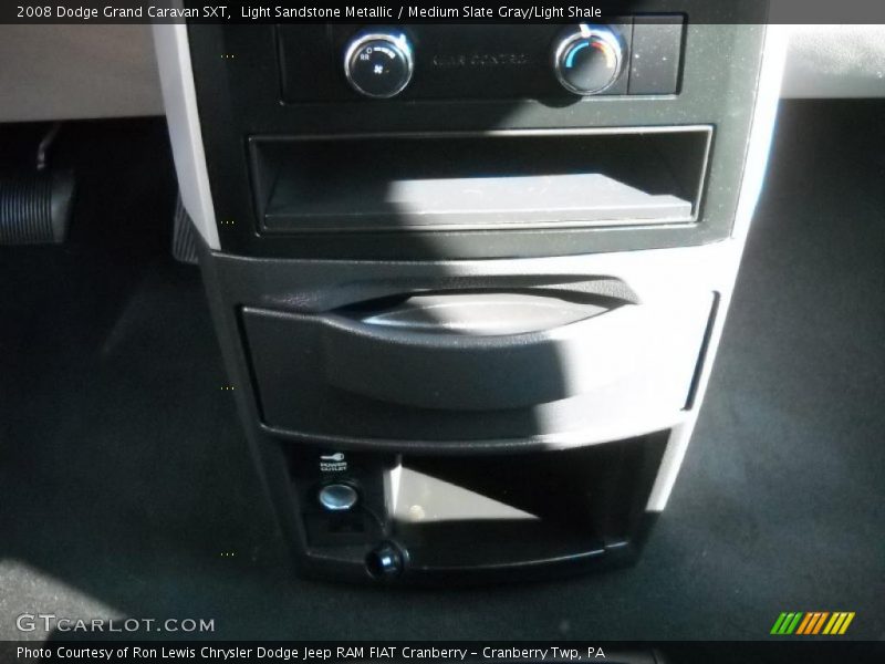 Light Sandstone Metallic / Medium Slate Gray/Light Shale 2008 Dodge Grand Caravan SXT