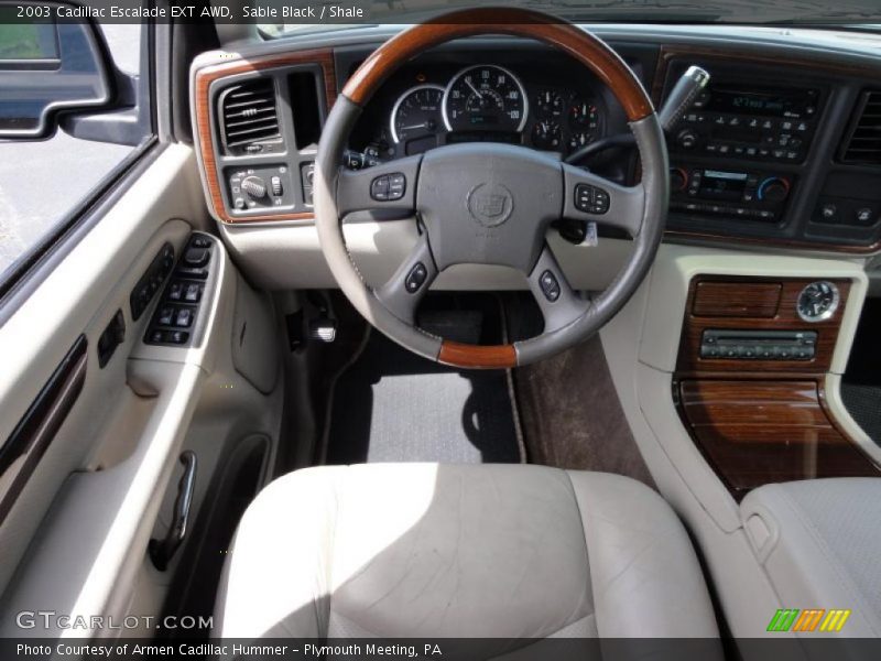 Dashboard of 2003 Escalade EXT AWD