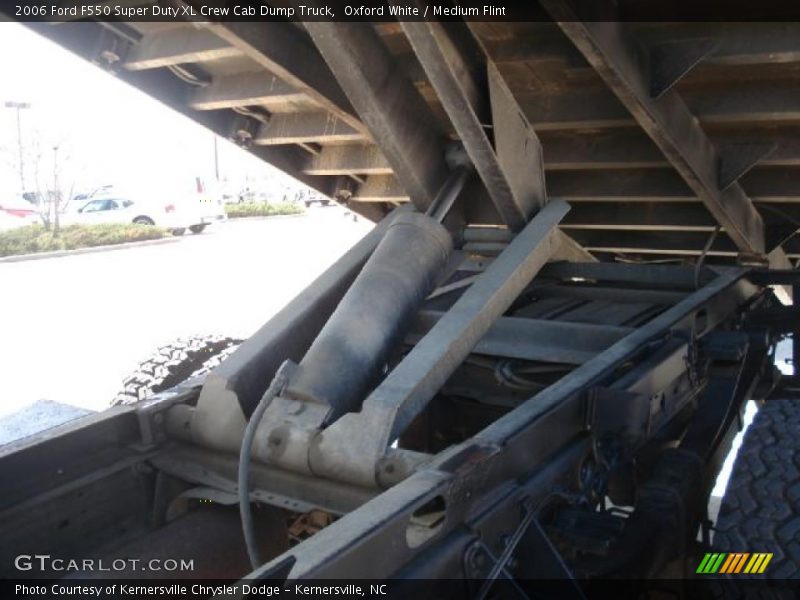 Oxford White / Medium Flint 2006 Ford F550 Super Duty XL Crew Cab Dump Truck