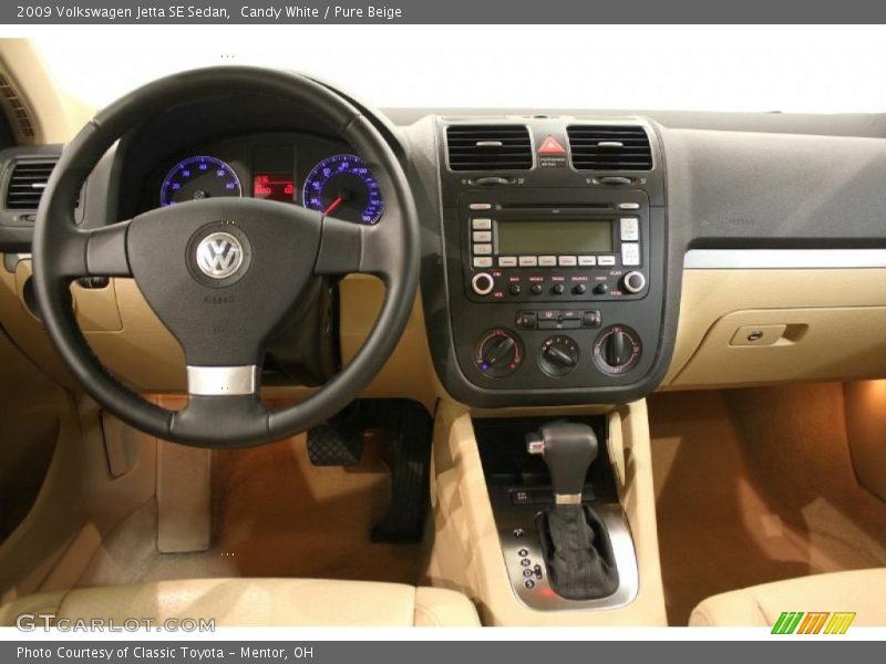 Candy White / Pure Beige 2009 Volkswagen Jetta SE Sedan