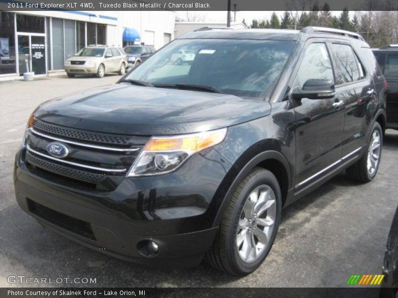 Front 3/4 View of 2011 Explorer XLT 4WD