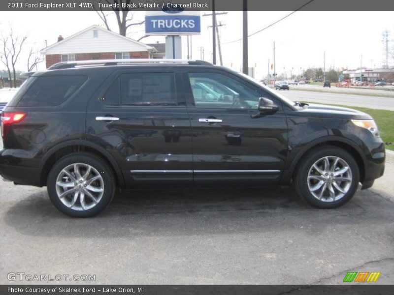 Tuxedo Black Metallic / Charcoal Black 2011 Ford Explorer XLT 4WD
