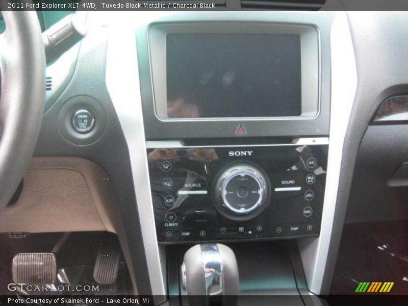 Tuxedo Black Metallic / Charcoal Black 2011 Ford Explorer XLT 4WD