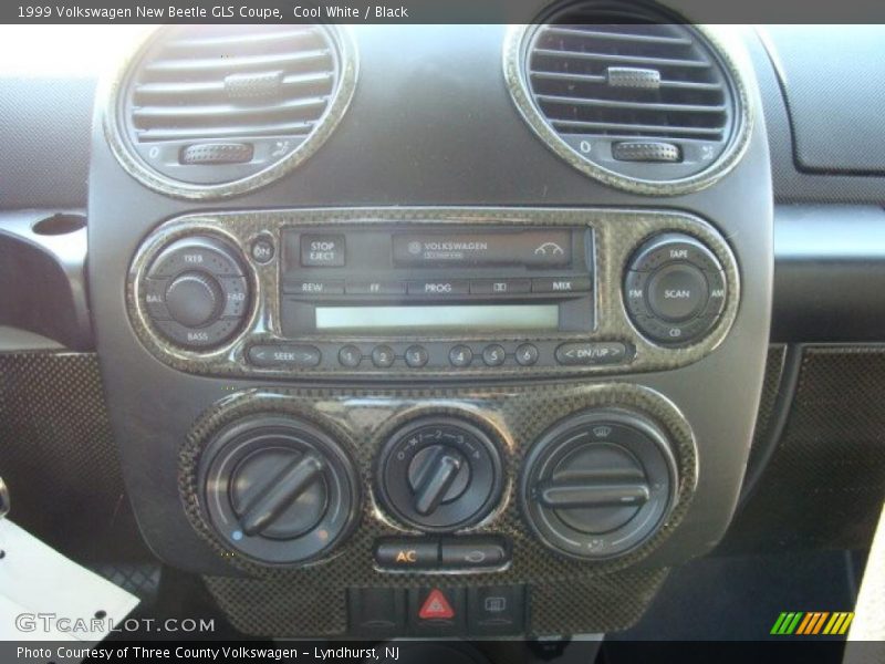 Cool White / Black 1999 Volkswagen New Beetle GLS Coupe