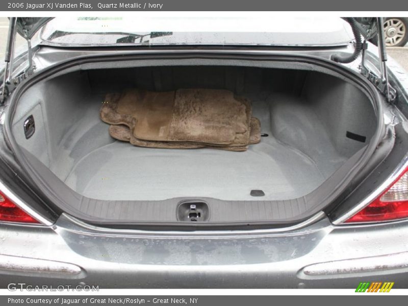  2006 XJ Vanden Plas Trunk