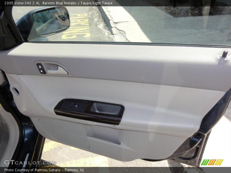 Barents Blue Metallic / Taupe/Light Taupe 2005 Volvo S40 2.4i