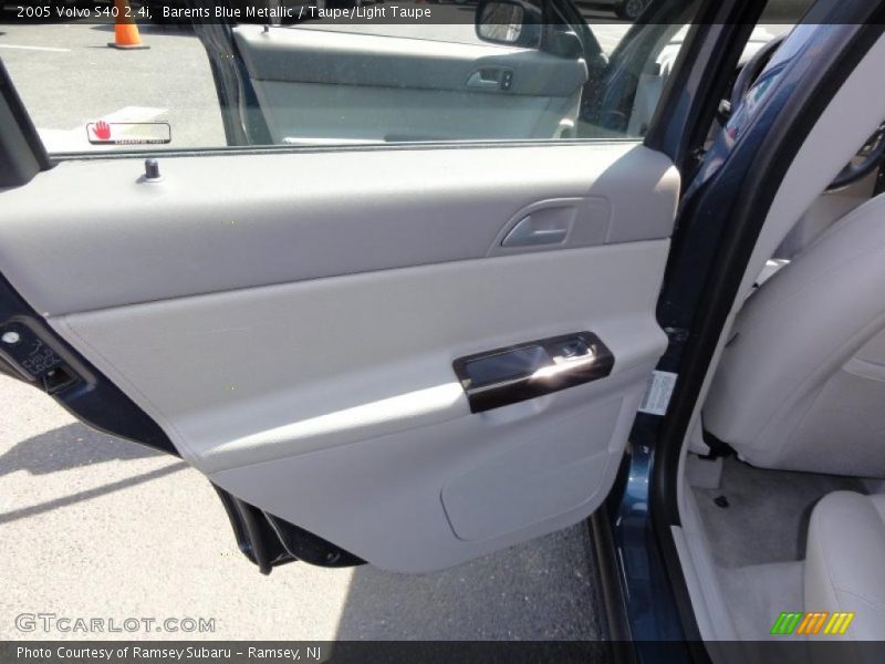 Barents Blue Metallic / Taupe/Light Taupe 2005 Volvo S40 2.4i