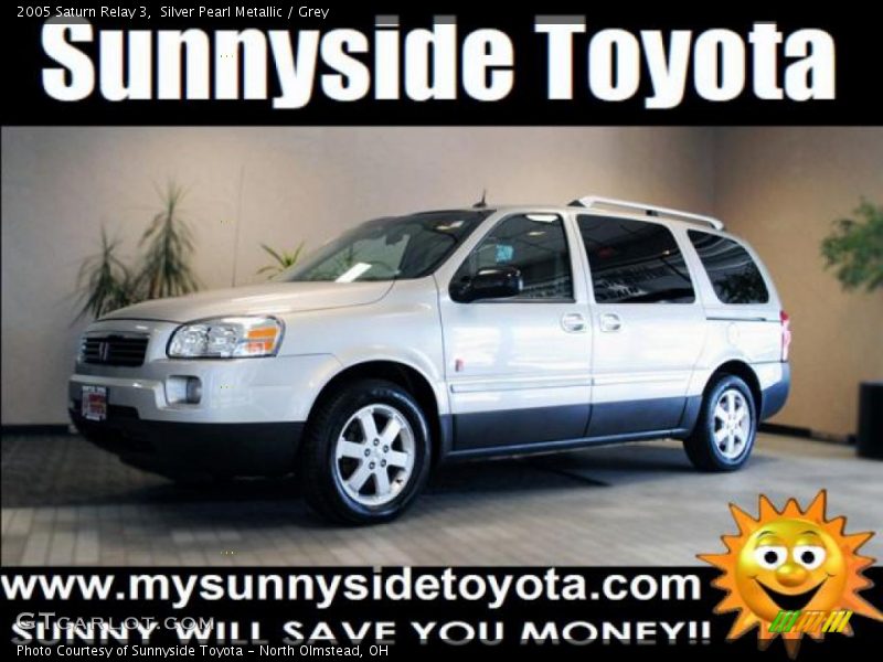 Silver Pearl Metallic / Grey 2005 Saturn Relay 3