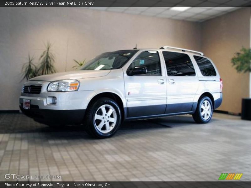 Silver Pearl Metallic / Grey 2005 Saturn Relay 3