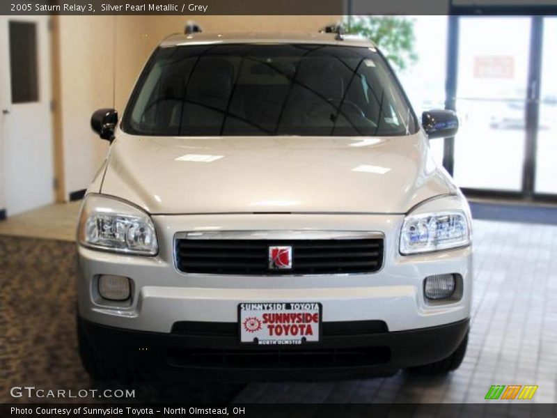 Silver Pearl Metallic / Grey 2005 Saturn Relay 3