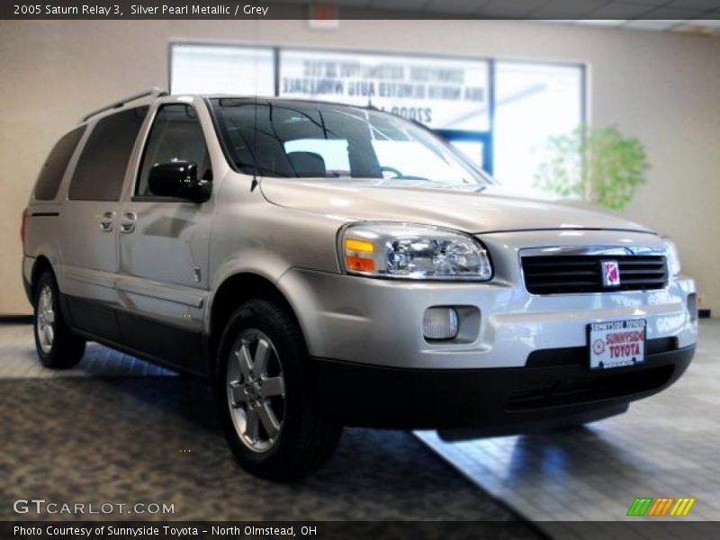 Silver Pearl Metallic / Grey 2005 Saturn Relay 3