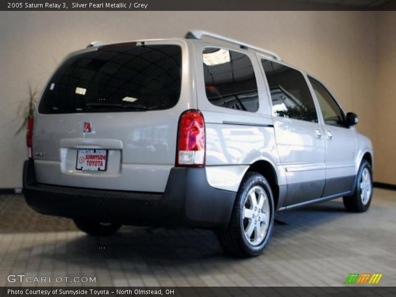 Silver Pearl Metallic / Grey 2005 Saturn Relay 3