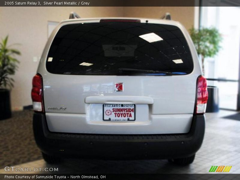 Silver Pearl Metallic / Grey 2005 Saturn Relay 3