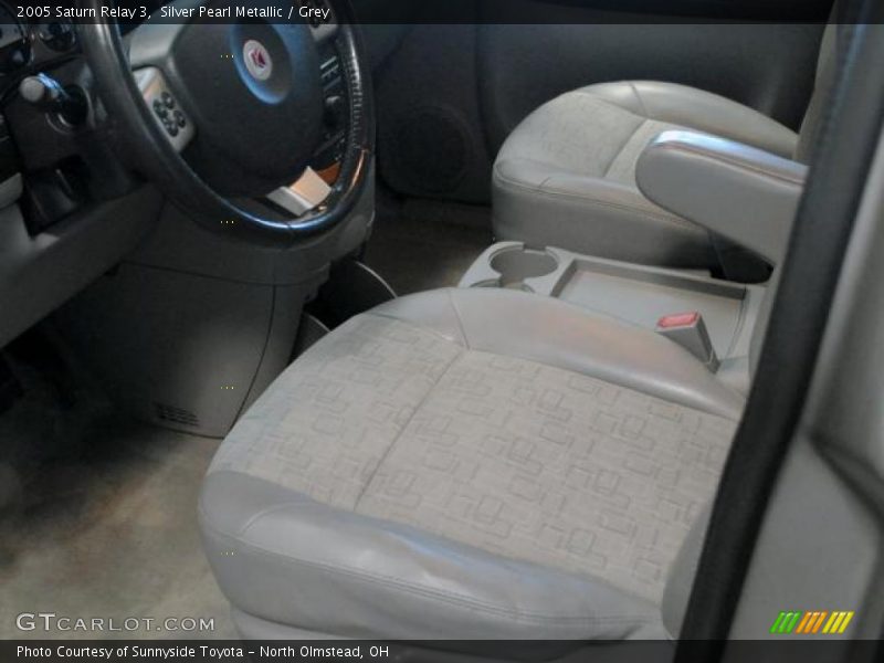 Silver Pearl Metallic / Grey 2005 Saturn Relay 3