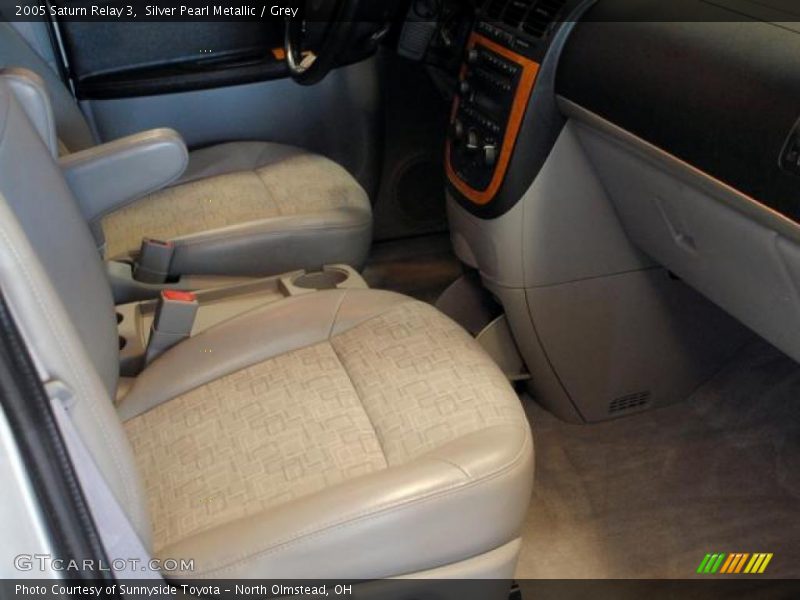 Silver Pearl Metallic / Grey 2005 Saturn Relay 3