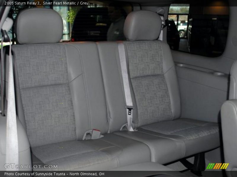 Silver Pearl Metallic / Grey 2005 Saturn Relay 3