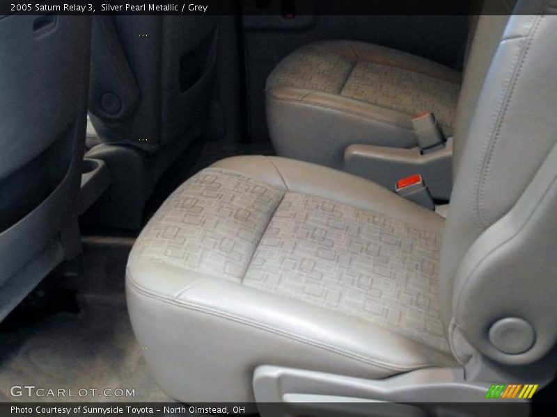 Silver Pearl Metallic / Grey 2005 Saturn Relay 3