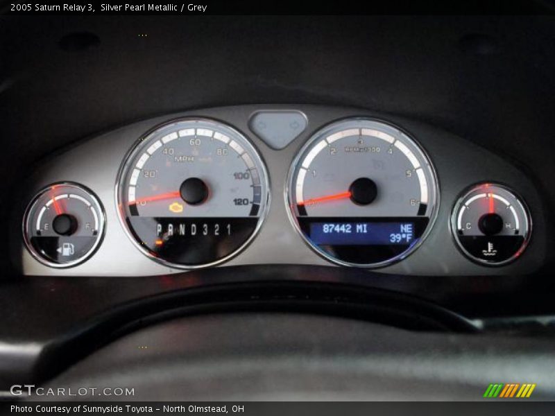 Silver Pearl Metallic / Grey 2005 Saturn Relay 3