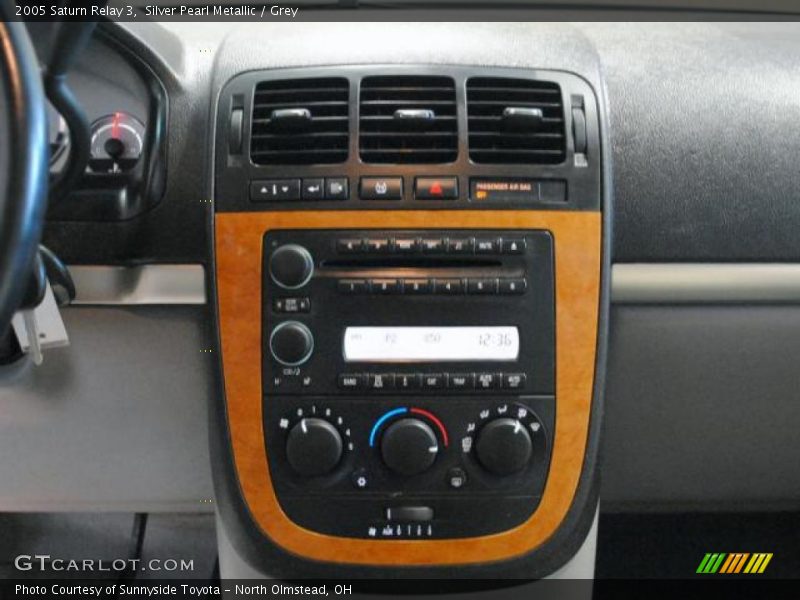 Silver Pearl Metallic / Grey 2005 Saturn Relay 3