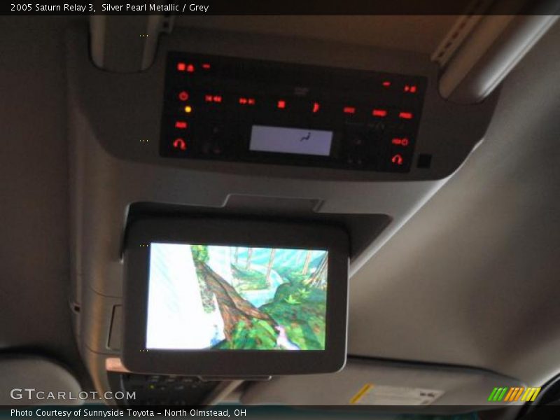 Silver Pearl Metallic / Grey 2005 Saturn Relay 3