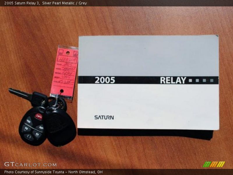 Silver Pearl Metallic / Grey 2005 Saturn Relay 3