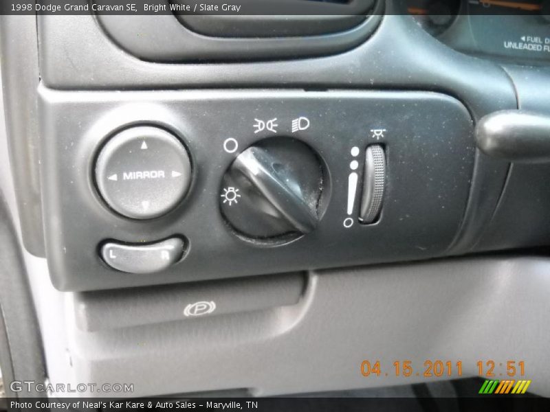 Bright White / Slate Gray 1998 Dodge Grand Caravan SE