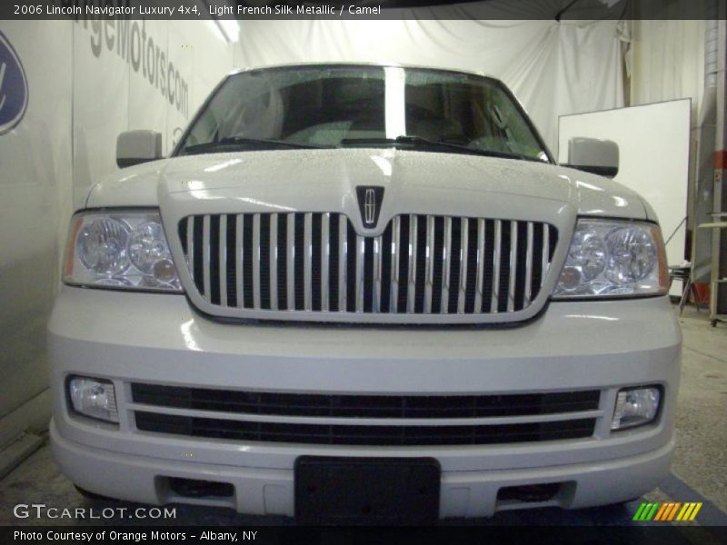 Light French Silk Metallic / Camel 2006 Lincoln Navigator Luxury 4x4