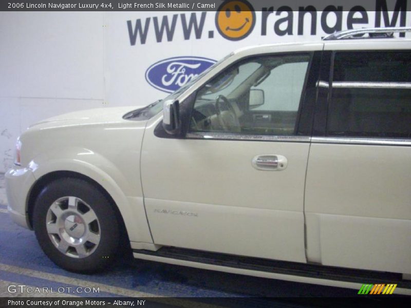 Light French Silk Metallic / Camel 2006 Lincoln Navigator Luxury 4x4