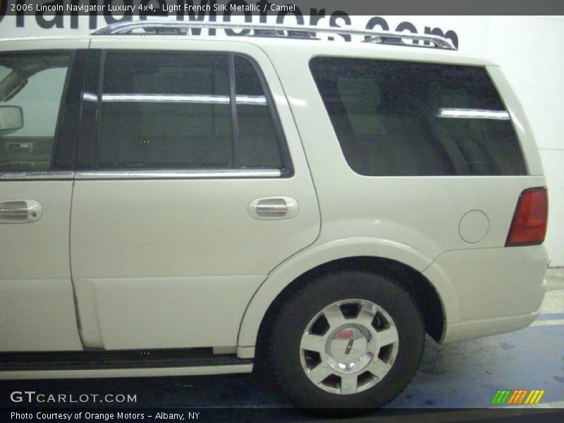Light French Silk Metallic / Camel 2006 Lincoln Navigator Luxury 4x4