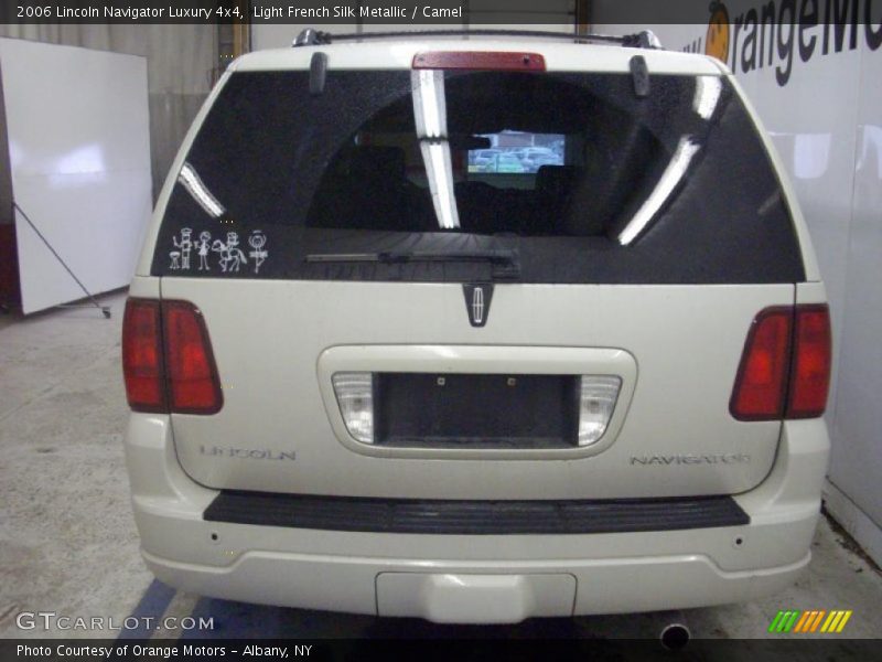 Light French Silk Metallic / Camel 2006 Lincoln Navigator Luxury 4x4