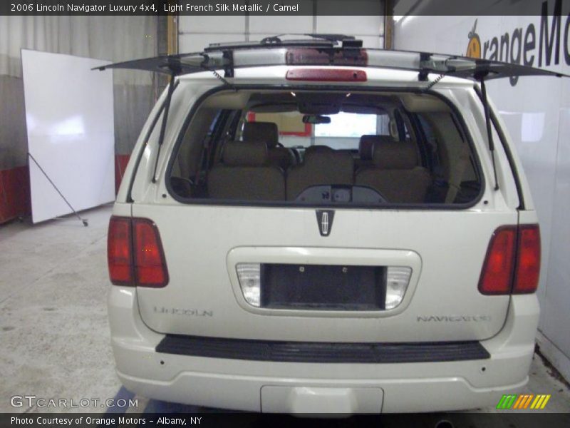 Light French Silk Metallic / Camel 2006 Lincoln Navigator Luxury 4x4