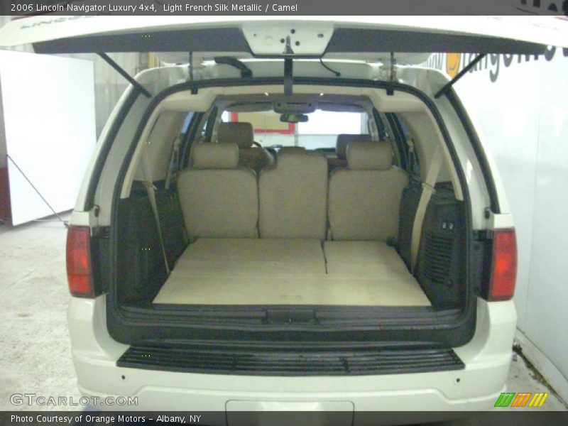 Light French Silk Metallic / Camel 2006 Lincoln Navigator Luxury 4x4