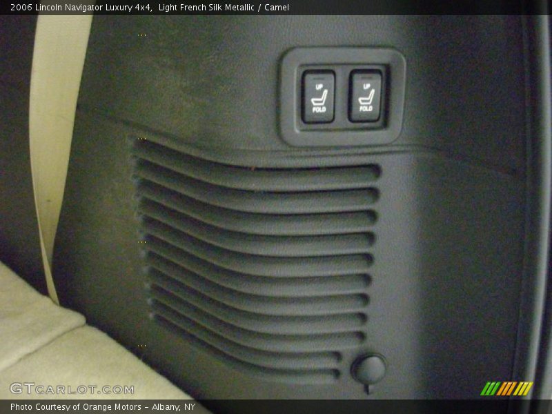 Light French Silk Metallic / Camel 2006 Lincoln Navigator Luxury 4x4