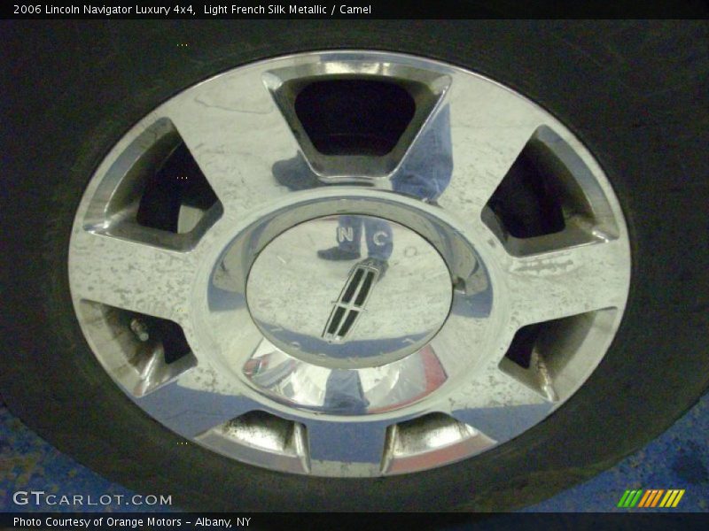 Light French Silk Metallic / Camel 2006 Lincoln Navigator Luxury 4x4