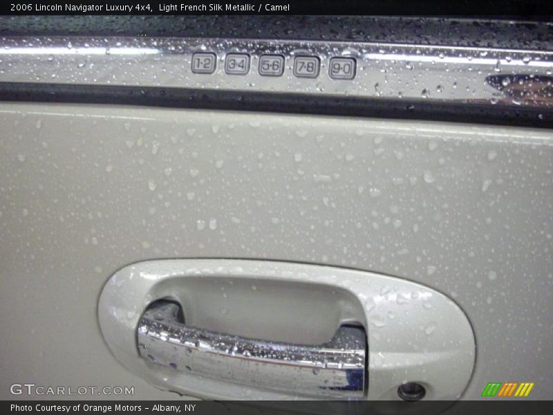 Light French Silk Metallic / Camel 2006 Lincoln Navigator Luxury 4x4