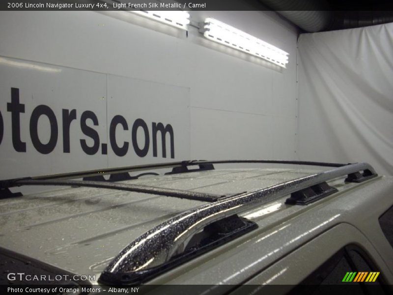 Light French Silk Metallic / Camel 2006 Lincoln Navigator Luxury 4x4