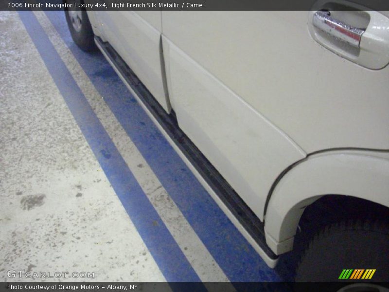 Light French Silk Metallic / Camel 2006 Lincoln Navigator Luxury 4x4