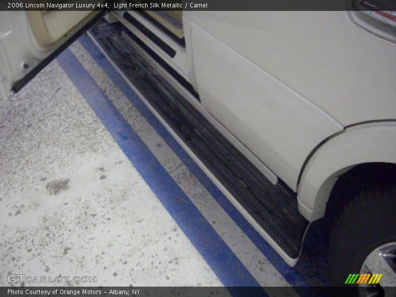 Light French Silk Metallic / Camel 2006 Lincoln Navigator Luxury 4x4