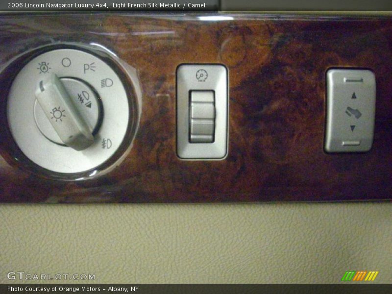 Light French Silk Metallic / Camel 2006 Lincoln Navigator Luxury 4x4