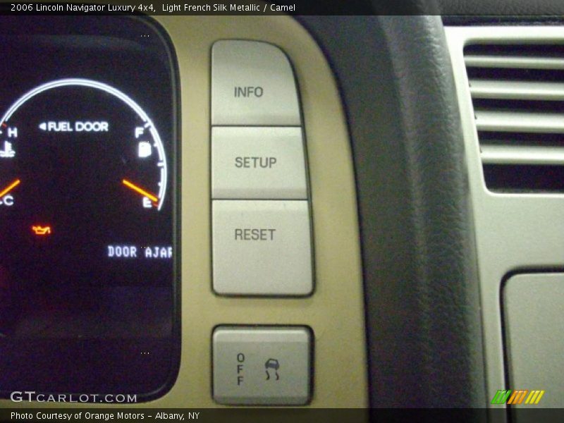 Light French Silk Metallic / Camel 2006 Lincoln Navigator Luxury 4x4