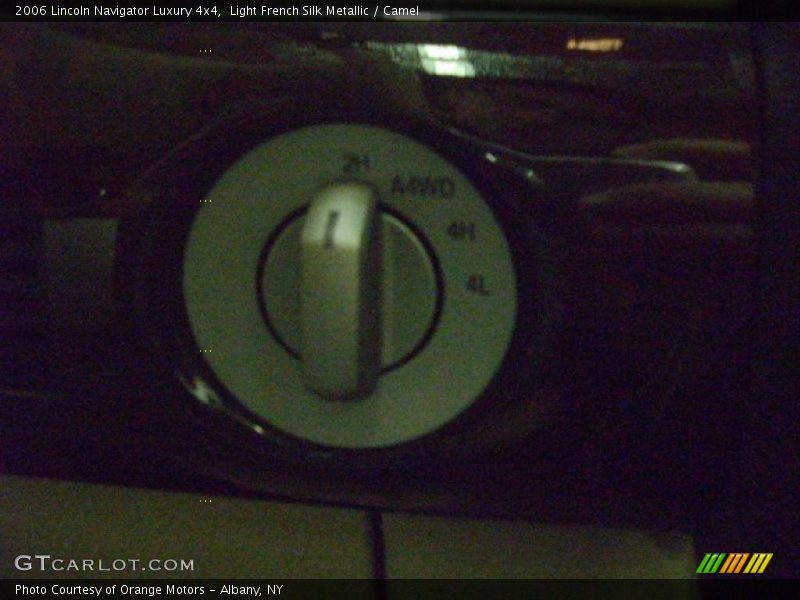 Light French Silk Metallic / Camel 2006 Lincoln Navigator Luxury 4x4