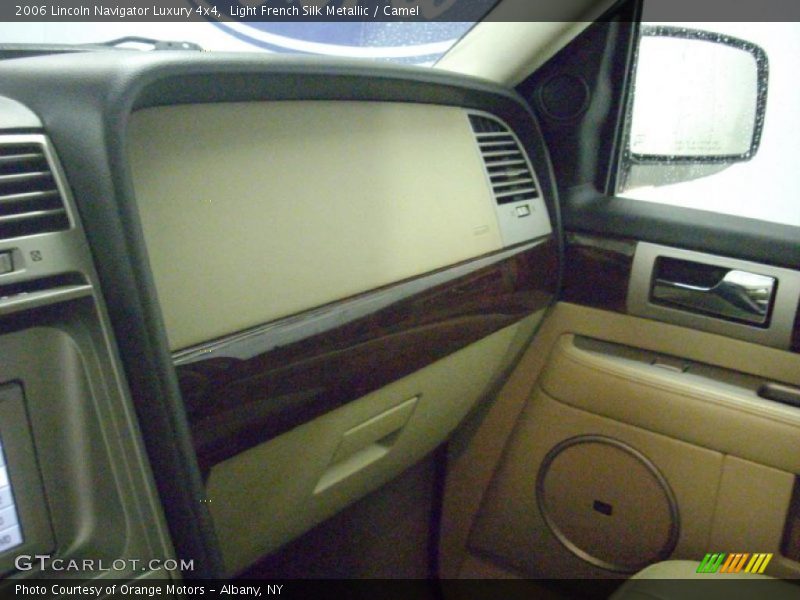 Light French Silk Metallic / Camel 2006 Lincoln Navigator Luxury 4x4