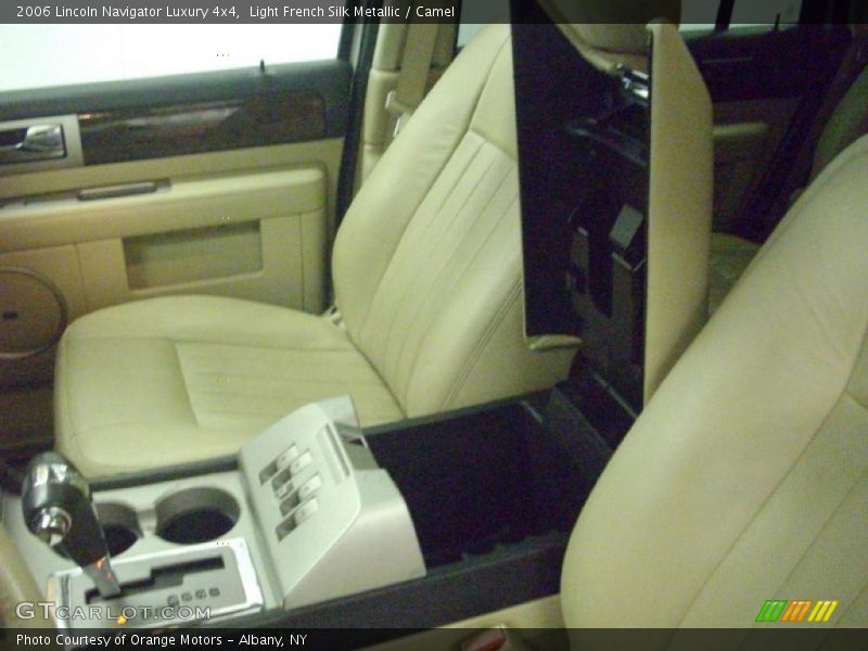 Light French Silk Metallic / Camel 2006 Lincoln Navigator Luxury 4x4