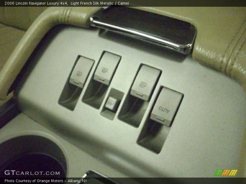 Light French Silk Metallic / Camel 2006 Lincoln Navigator Luxury 4x4